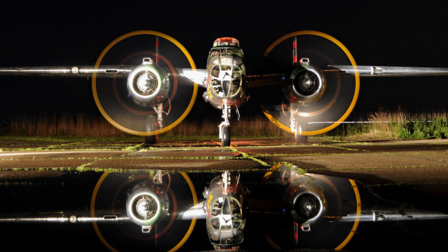 Обои картинки фото авиация, боевые, самолёты, ночь, стоянка, бомбардировщик, двигатели, запуск, отражение