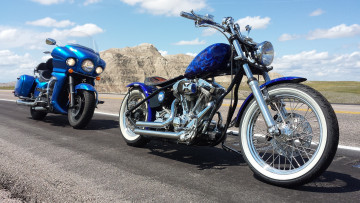 Картинка harley-davidson+88c+hard+tail+bobber+&+touring мотоциклы разные+вместе обочина дорога боббер харлеи синие туринг вместе разные горы