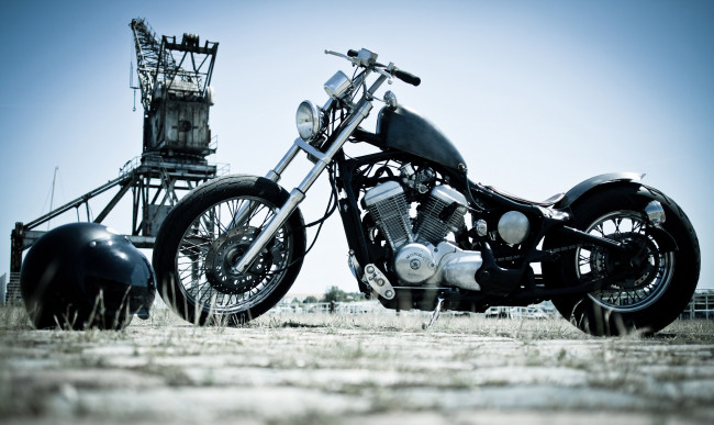 Обои картинки фото honda shadow vt600 bobber, мотоциклы, customs, кран, шлем, боббер, кастомайзинг
