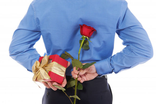 Обои картинки фото мужчины, - unsort, рубашка, коробочка, подарок, спина, цветок, роза