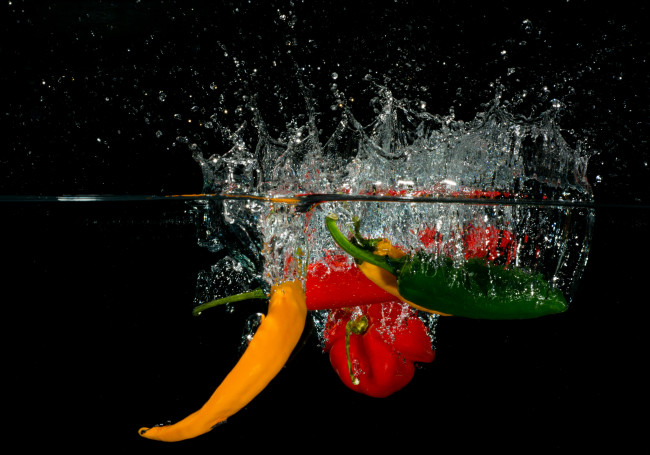 Обои картинки фото еда, перец, овощи, пузыри, вода