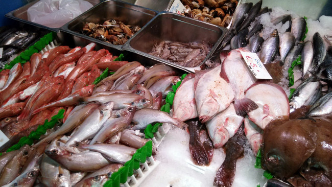Обои картинки фото еда, рыба,  морепродукты,  суши,  роллы, свежая, кальмары, лед