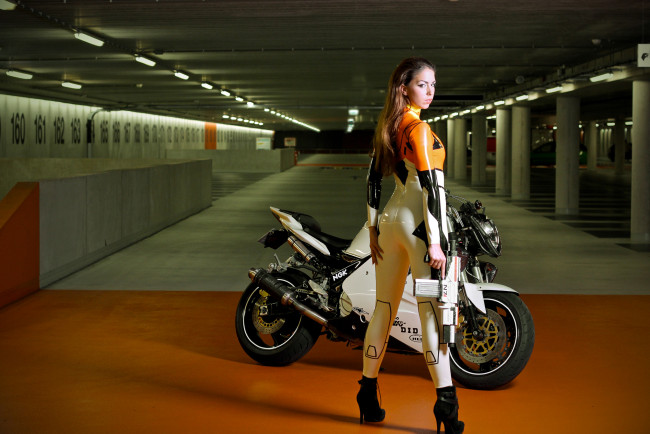 Обои картинки фото мотоциклы, мото с девушкой, девушка, оружие