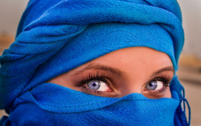Обои картинки фото разное, глаза, девушка, модель, синий, голубой, лицо, красотка, портрет, взгляд, макияж, хиджаб, платок, ресницы
