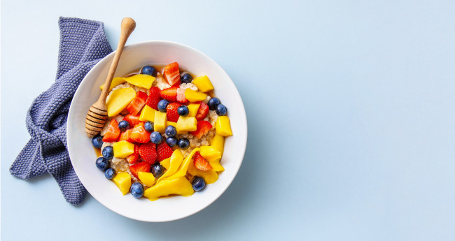 Обои картинки фото еда, фрукты,  ягоды, манго, клубника, черника, фруктовый, салат