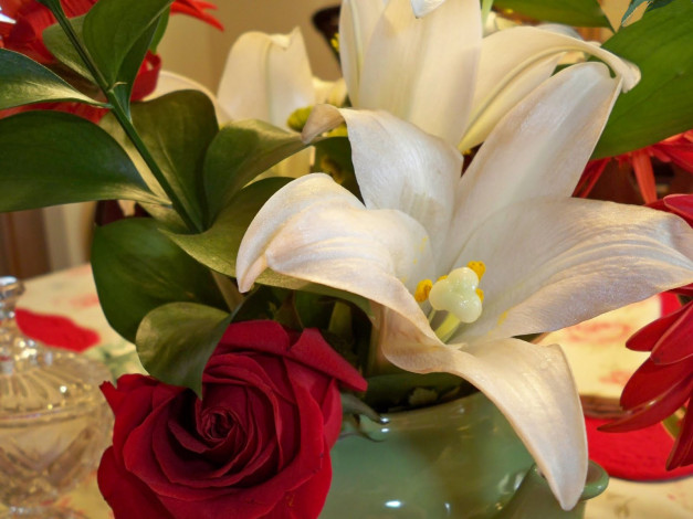 Обои картинки фото цветы, букеты, композиции, ваза, лилия, роза