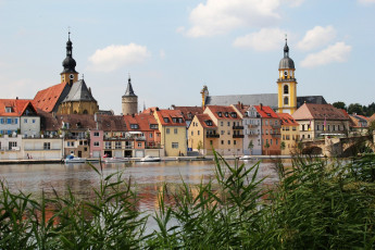 Картинка города панорамы здания набережная камыши река kitzingen germany