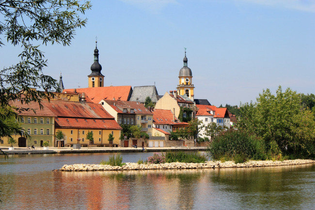 Обои картинки фото города, панорамы, набережная, река, дома, костёлы, kitzingen, germany
