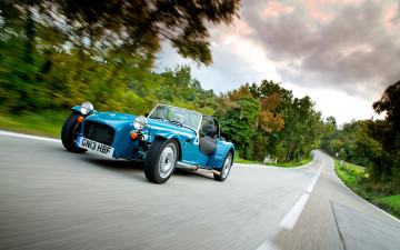 обоя caterham seven 160, автомобили, caterham, лес, шоссе, спорткар