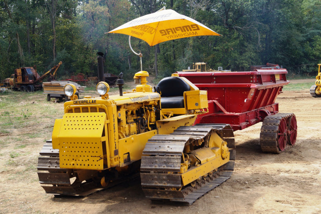 Обои картинки фото caterpillar model d4 crawler tractor, техника, тракторы на гусенецах, трактор, гусеницы, прицеп