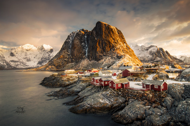 Обои картинки фото города, - пейзажи, норвежске, февраль, городок, фюльке, поселение, снег, зима, горы, море, нурланн, острова, лофотенские, норвегия