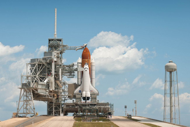 Обои картинки фото space shuttle endeavour, космос, космодромы, стартовые площадки, шаттл, космодром