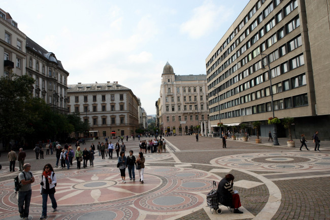 Обои картинки фото города, будапешт , венгрия, туристы, площадь, мозаика