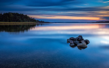 Картинка природа реки озера озеро камни деревья закат