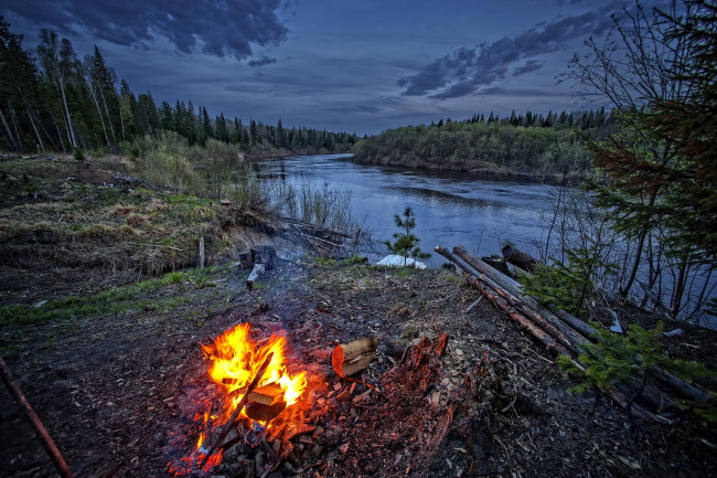 Обои картинки фото природа, огонь, закат, река, костёр, лес, деревья