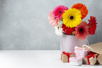 Картинка праздничные подарки+и+коробочки подарки цветы герберы букет