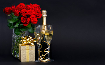 обоя праздничные, день рождения, цветы, подарок, бокалы, шампанское