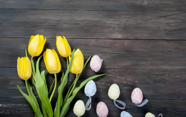 Обои картинки фото праздничные, пасха, цветы, яйца, букет, тюльпаны, happy, yellow, wood, flowers, tulips, easter, eggs, decoration