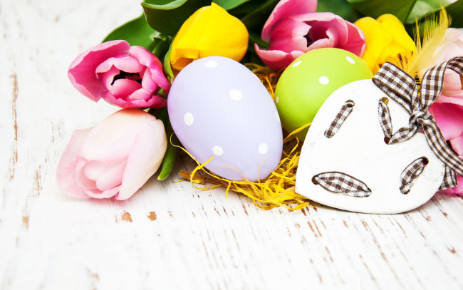 Обои картинки фото праздничные, пасха, цветы, яйца, colorful, тюльпаны, happy, heart, wood, pink, flowers, tulips, easter, purple, eggs, decoration