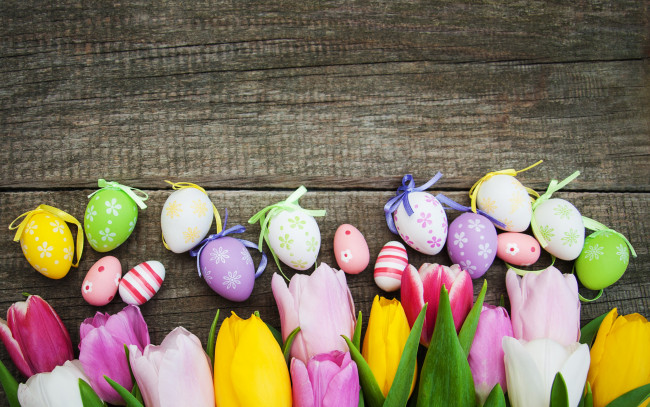 Обои картинки фото праздничные, пасха, цветы, яйца, colorful, тюльпаны, happy, wood, pink, flowers, tulips, easter, purple, eggs, decoration