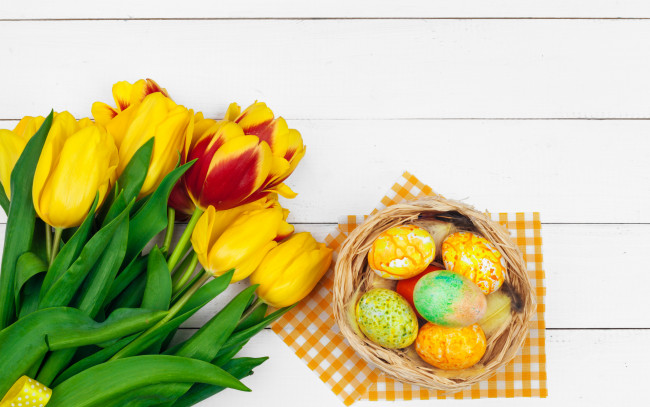 Обои картинки фото праздничные, пасха, цветы, яйца, colorful, тюльпаны, happy, yellow, wood, pink, flowers, tulips, easter, eggs, decoration