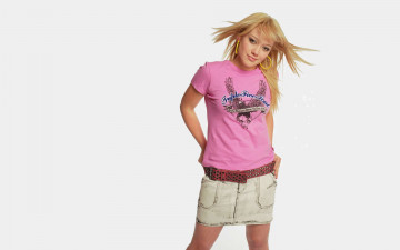 Картинка девушки hilary+duff блондинка футболка юбка ремень