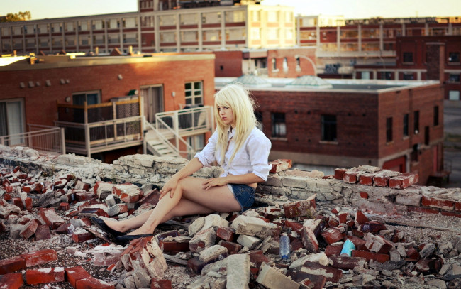 Обои картинки фото девушки, - блондинки,  светловолосые, блондинка, рубашка, шорты, развалины, здания