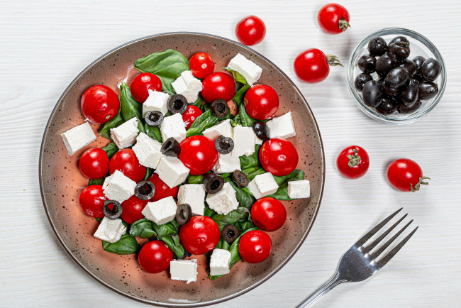 Обои картинки фото еда, салаты,  закуски, маслины, помидоры, черри, салат, зелень