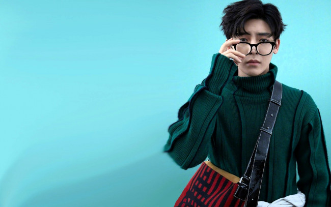 Обои картинки фото мужчины, hou ming hao, актер, очки, свитер, сумка