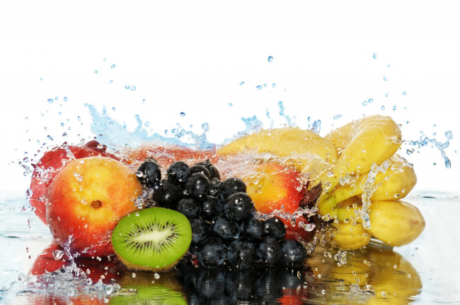 Обои картинки фото еда, фрукты, ягоды, бананы, персики, всплеск, вода, киви, виноград