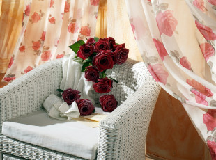Картинка цветы розы бордо гардины кресло