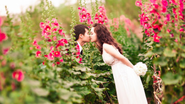 Картинка разное мужчина+женщина поцелуй зелень ярко цветы мальва розовая любовь парень девушка