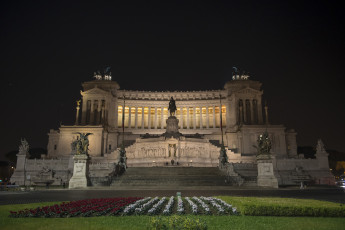 Картинка piazza+venezia города рим +ватикан+ италия дворец площадь ночь