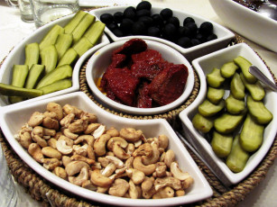 Картинка еда разное помидоры орехи маслины вяленые огурцы