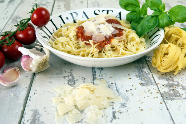 Обои картинки фото еда, макаронные блюда, макароны, паста, чеснок, базилик, помидоры, спагетти, томаты