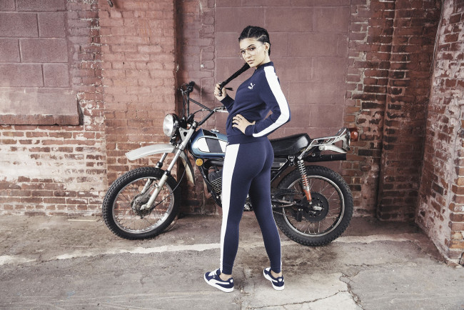 Обои картинки фото kylie jenner и мотоцикл, мотоциклы, мото с девушкой, kylie, jenner, puma, модель, знаменитость, костюм, фотоссесия