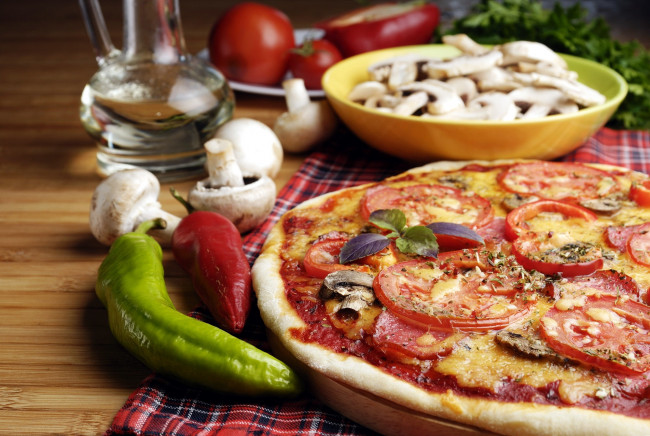 Обои картинки фото еда, пицца, сыр, помидоры, перец, грибы, шампиньоны