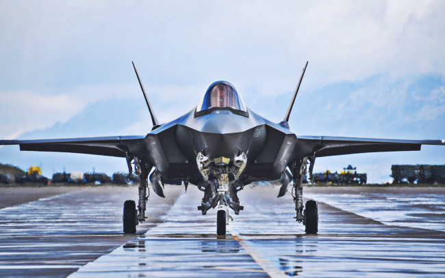 Обои картинки фото f-35 lightning ii, авиация, боевые самолёты, lockheed, martin, lightning, аэродром, истребитель, бомбардировщик