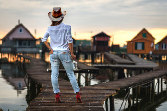 Картинка девушки -+брюнетки +шатенки мостки шатенка шляпа джинсы поза
