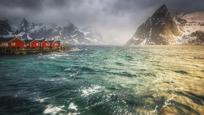Обои картинки фото города, лофотенские острова , норвегия, горы, фьорд, дома, туман