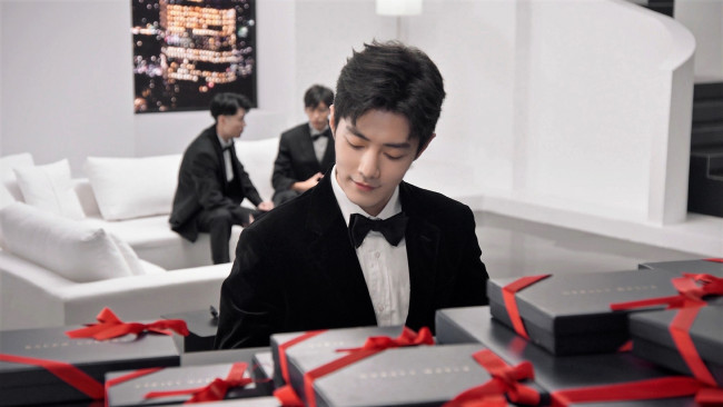 Обои картинки фото мужчины, xiao zhan, актер, пиджак, коробки, подарки