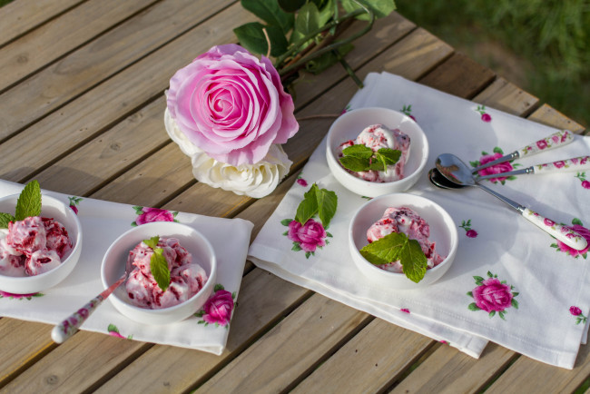 Обои картинки фото еда, мороженое, десерты, розы