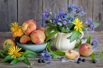 обоя еда, фрукты,  ягоды, цветы, персики, ягоды, натюрморт, васильки