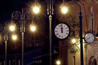 Картинка разное Часы +часовые+механизмы улица ночь дома часы испания кастилия и леон spain castilla y leоn освещение фонари город