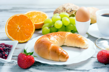 Картинка еда разное рогалик апельсин яйцо виноград клубника
