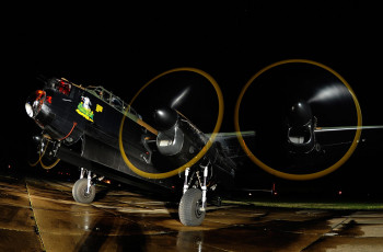 Картинка lancaster авиация боевые+самолёты бомбардировщик аэродром ночь