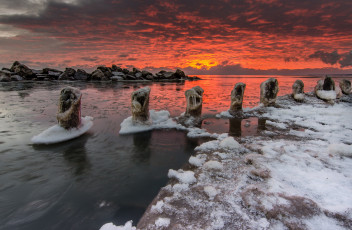 Картинка природа восходы закаты камни океан лед сваи зарево тучи