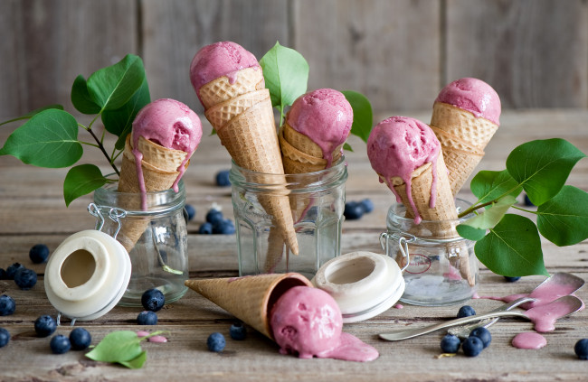 Обои картинки фото еда, мороженое,  десерты, рожки, голубика