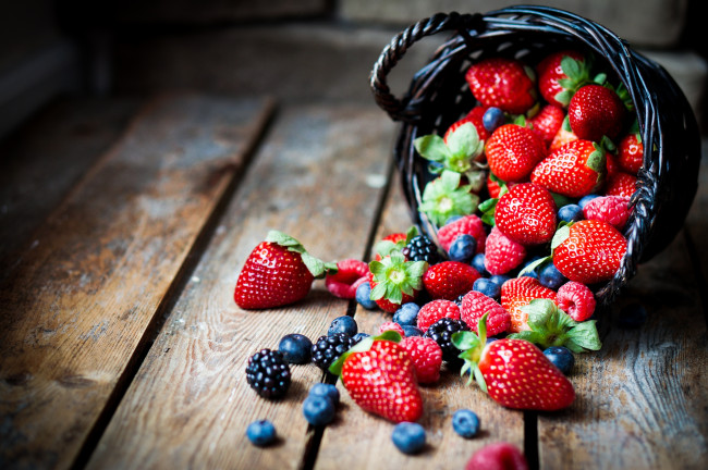 Обои картинки фото еда, фрукты,  ягоды, ягоды, клубника, малина, голубика, ежевика, корзина, доски