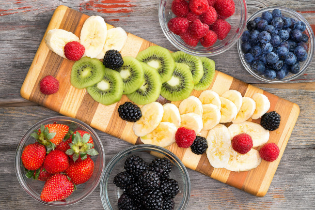 Обои картинки фото еда, фрукты,  ягоды, бананы, киви, ежевика, голубика